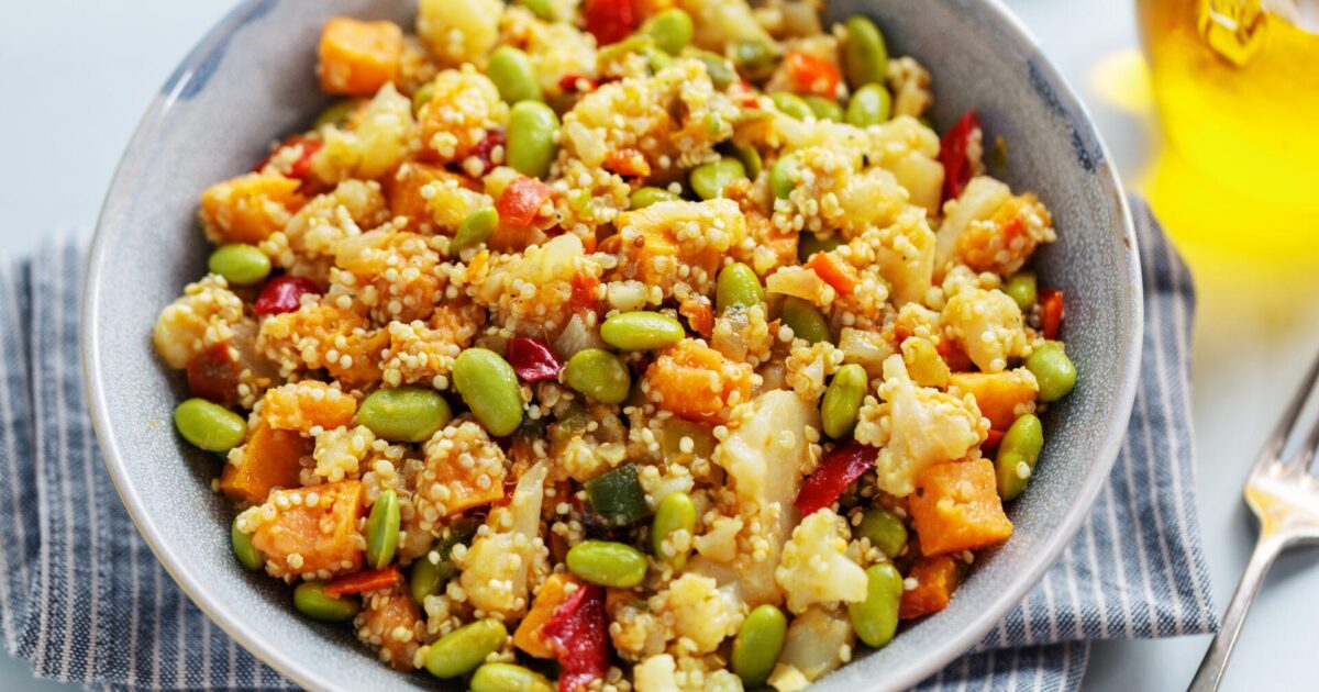 Bulgur pilaf with chickpeas and tomatoes